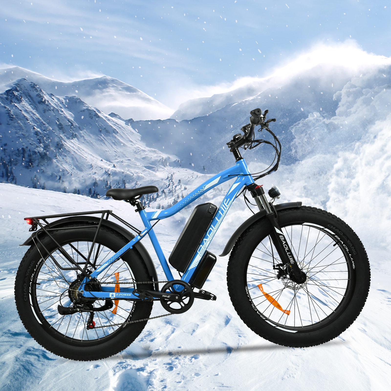 Una bicicleta eléctrica azul con neumáticos negros sobre un fondo montañoso nevado. Nieva. La bicicleta tiene una batería negra.
