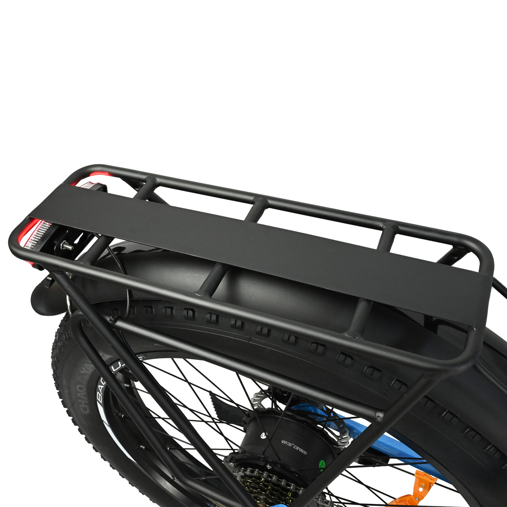 Portaequipajes negro en una bicicleta. La rueda trasera y parte del cuadro son visibles. Luz trasera roja en el portaequipajes.