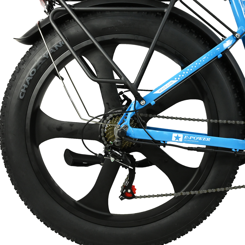 Rueda trasera de una bicicleta eléctrica azul y negra. La rueda es grande con un neumático negro. Se ven partes del marco.