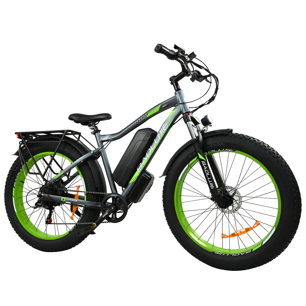 Una bicicleta eléctrica con cuadro negro y llantas verdes. Visible la marca "BAOLUIE". Los neumáticos son gruesos y negros.