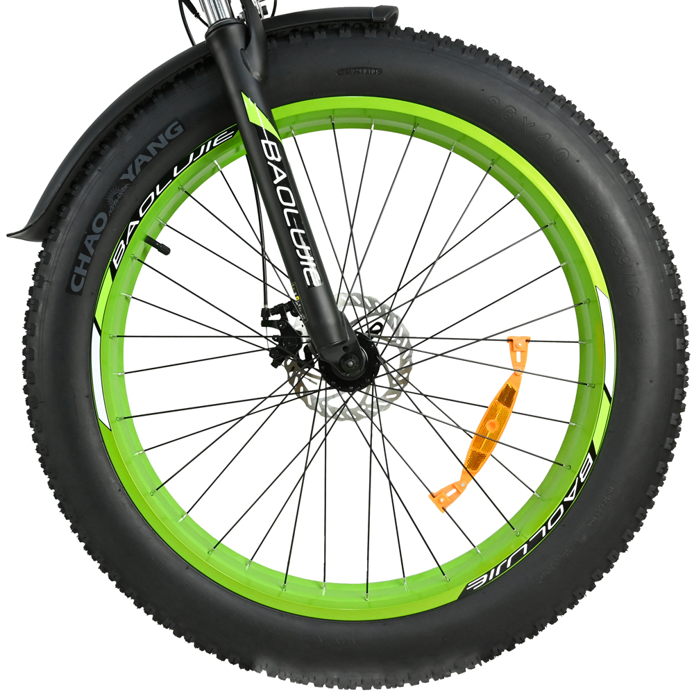 Primer plano de una rueda de bicicleta. Neumático negro con llanta verde. Radios y horquilla negros. Reflector naranja fijado a los radios.