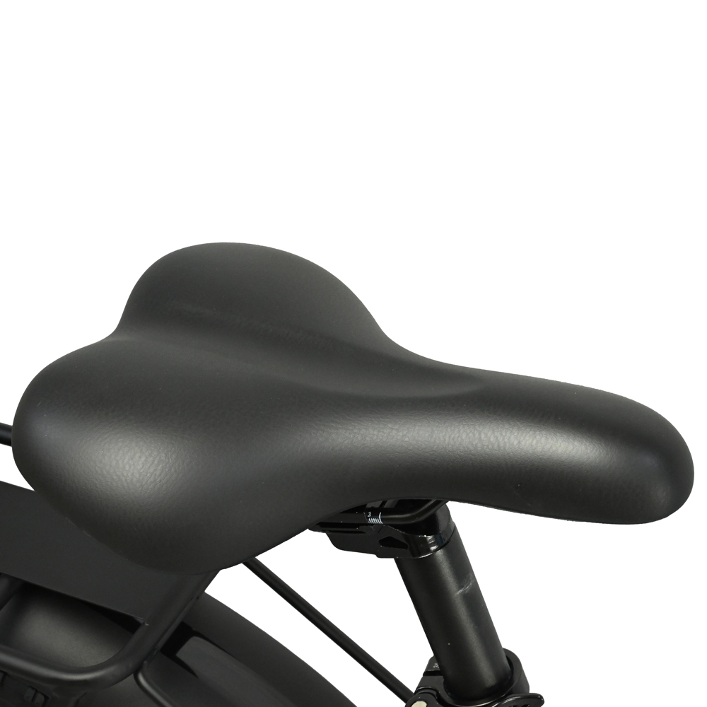 Primer plano de un sillín de bicicleta negro sobre un fondo blanco. El sillín es grande y acolchado, con un diseño curvo para mayor comodidad.