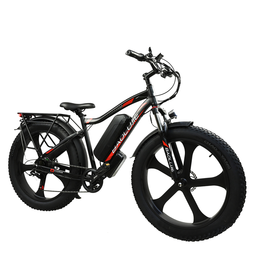 Una bicicleta eléctrica negra con neumáticos anchos. Tiene una batería, detalles en rojo y la marca BAOLUIE es visible.