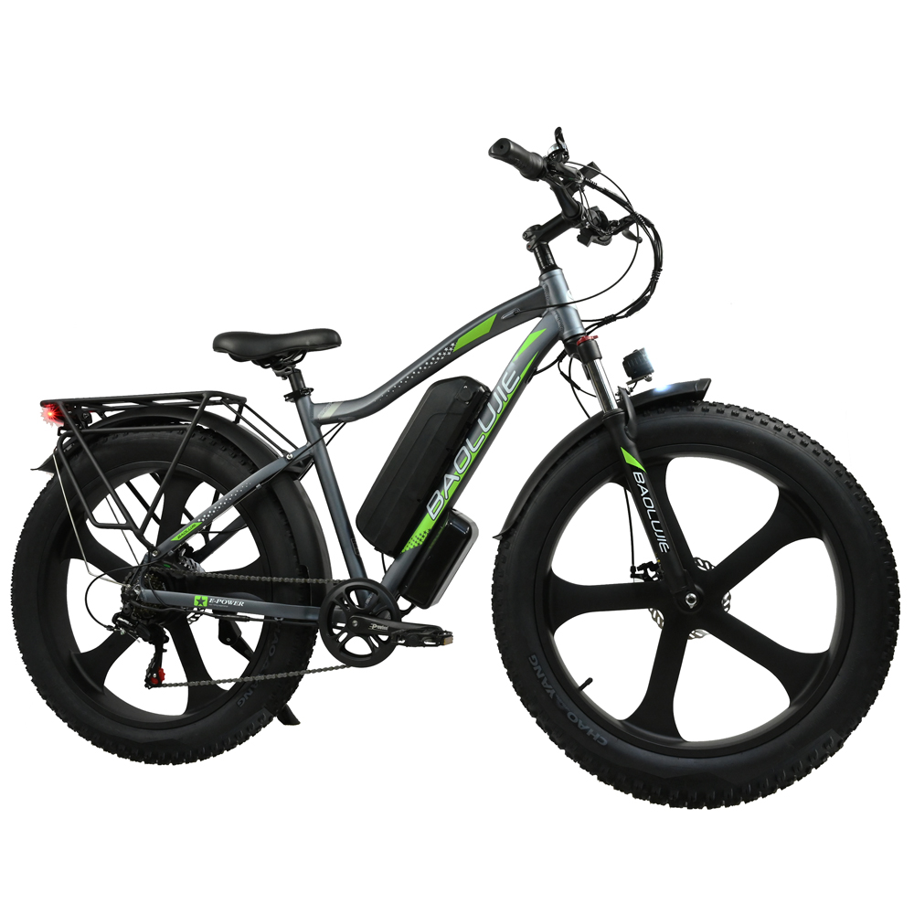 Una bicicleta eléctrica gris y negra con neumáticos grandes. Tiene detalles verdes y una batería. La marca es Baolujie.