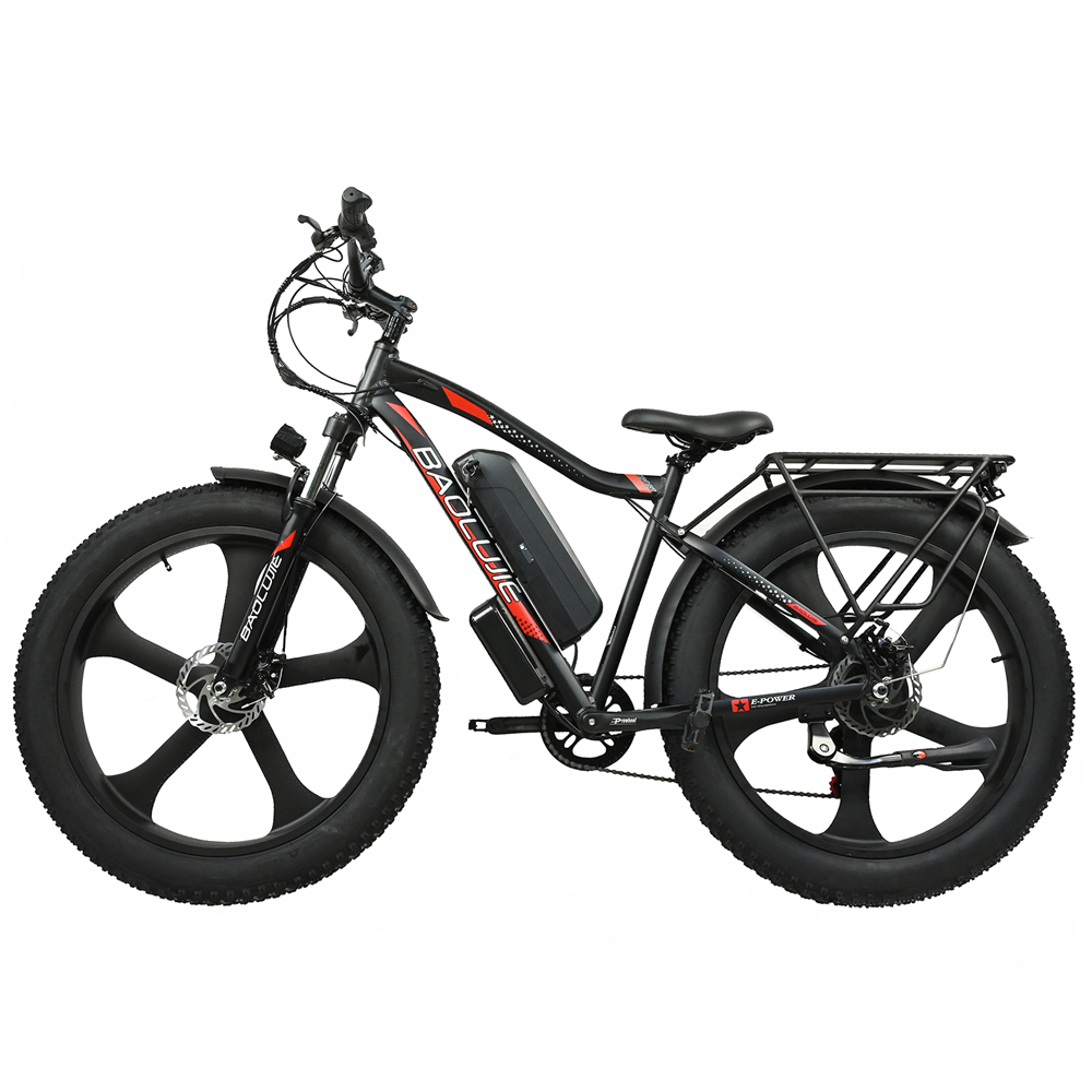 Bicicleta eléctrica negra y roja con neumáticos grandes, batería y portaequipajes trasero, sobre fondo blanco.