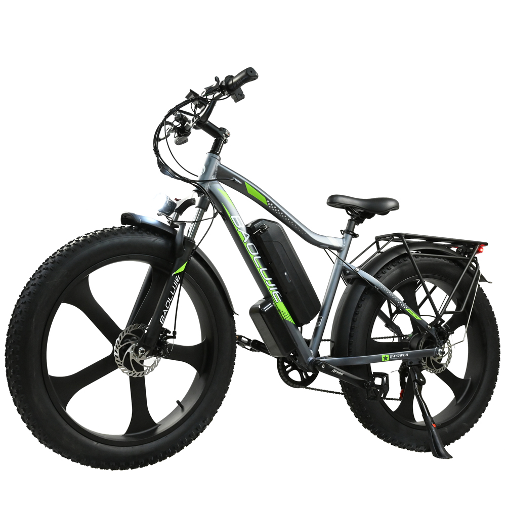 Una bicicleta eléctrica gris con llantas y cuadro negros. Tiene detalles verdes y una batería. Está sobre un fondo blanco.