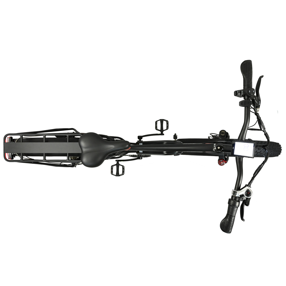 Vista cenital de una bicicleta eléctrica negra. Se ven el asiento, manillar, pedales, pantalla y portaequipajes.