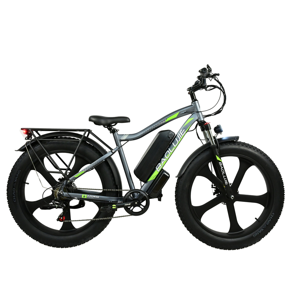 Una bicicleta eléctrica gris y negra con neumáticos grandes. Tiene una batería y la marca BAOLUJIE es visible.