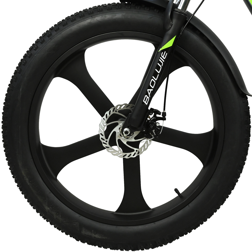 Primer plano de una rueda de bicicleta negra con freno de disco. El neumático es negro, la llanta tiene cinco radios y el freno es plateado.