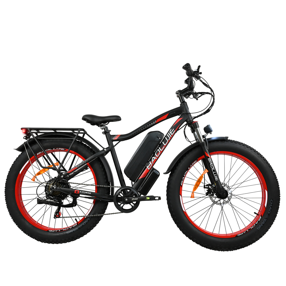 Bicicleta eléctrica negra y roja con neumáticos anchos. Tiene batería, luces y portaequipajes. La marca es BAOLUJIE.