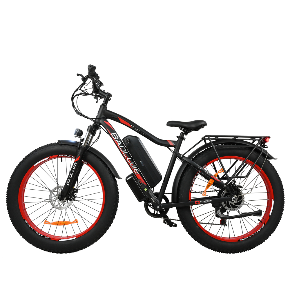 Una bicicleta eléctrica negra y roja. Tiene neumáticos grandes, una batería y un portaequipajes. La marca es visible.