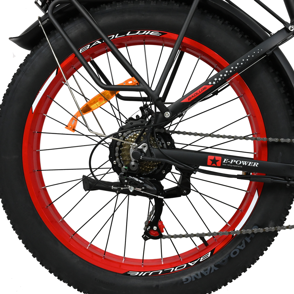 Rueda trasera de una bicicleta eléctrica negra y roja. Incluye neumático, llanta, radios, engranajes y cadena. La bicicleta tiene portaequipajes y reflector.