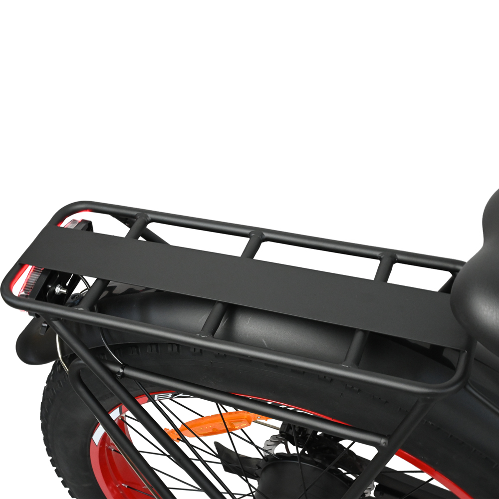 Parte trasera de una e-bike negra de llantas anchas. Visibles el portaequipajes, guardabarros, llanta roja, neumático y parte del asiento.