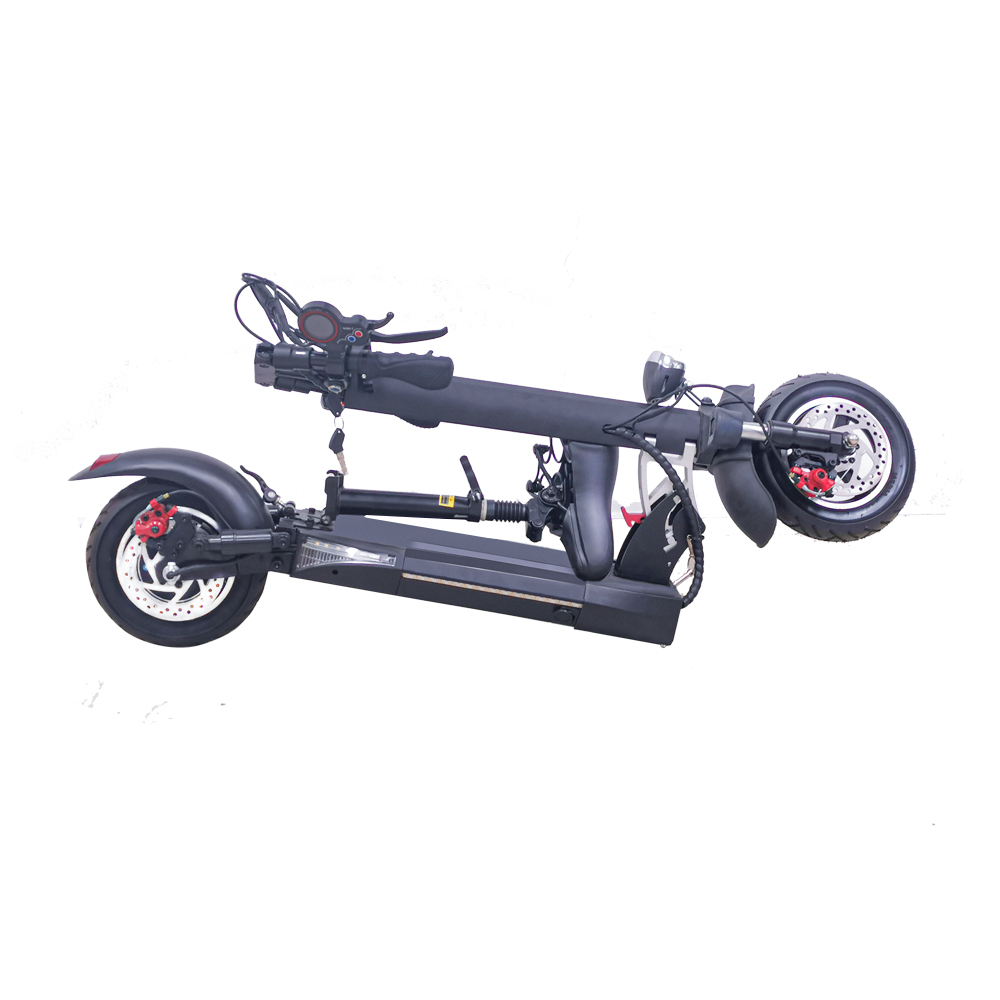 Scooter elettrico nero su sfondo bianco. Componenti visibili: manubrio, ruote, freni e telaio dello scooter.