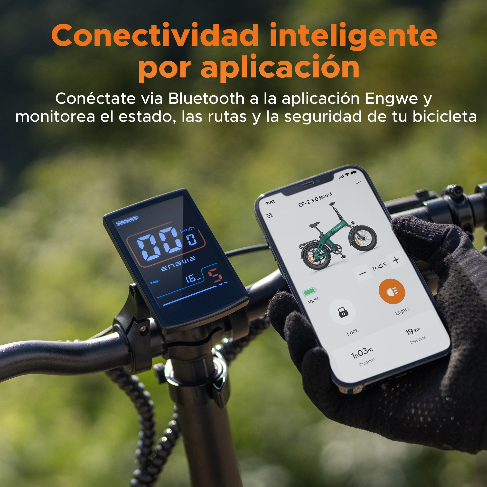 Una persona tiene in mano un telefono che mostra un'app per bici. Un display della bici mostra la velocità. Lo sfondo è verde sfocato.