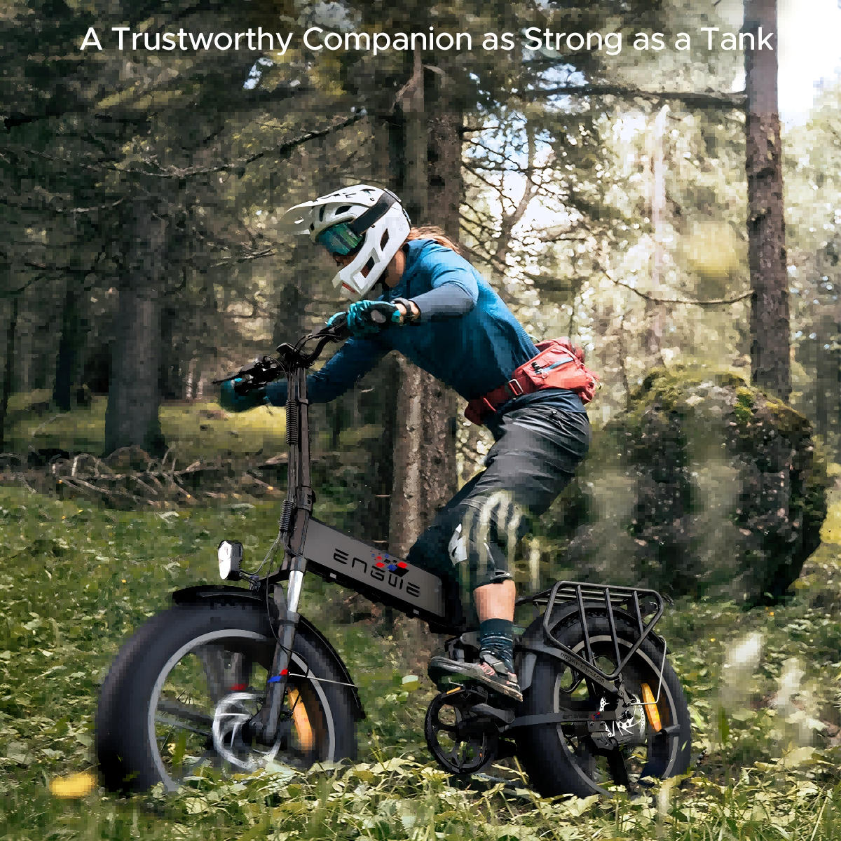 Una persona guida una bici elettrica nera in una foresta. Il ciclista indossa un casco e una camicia blu. Gli alberi formano uno sfondo verde.
