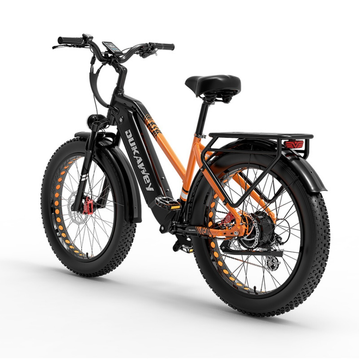 Pomarańczowo-czarny e-bike DUKAWeY. Ma duże opony, tylny bagażnik i czarne siedzenie. Tło jest białe.