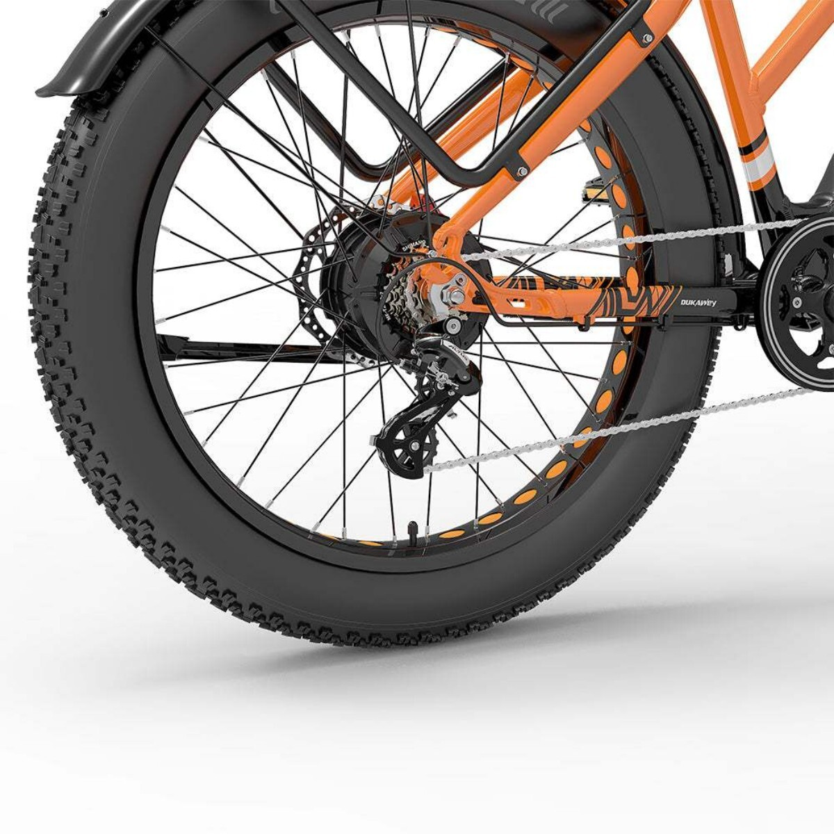 Zbliżenie tylnego koła pomarańczowo-czarnego roweru typu fat tire. Koło jest czarne, a rama pomarańczowa.