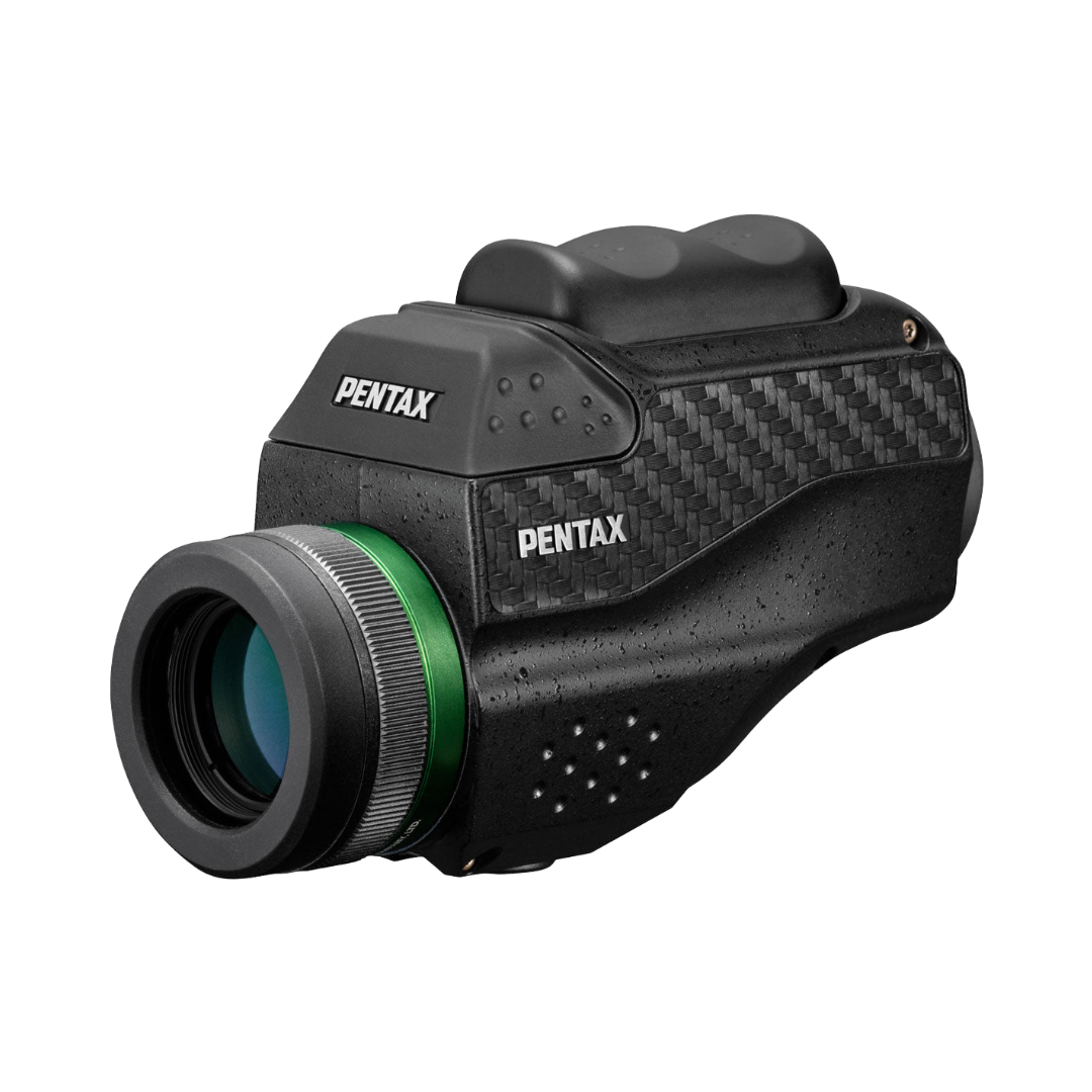 Schwarzes Pentax-Monokular. Mit Objektiv mit grünen Akzenten, strukturierter Griff und zwei Knöpfen oben. Das Pentax-Logo ist sichtbar.