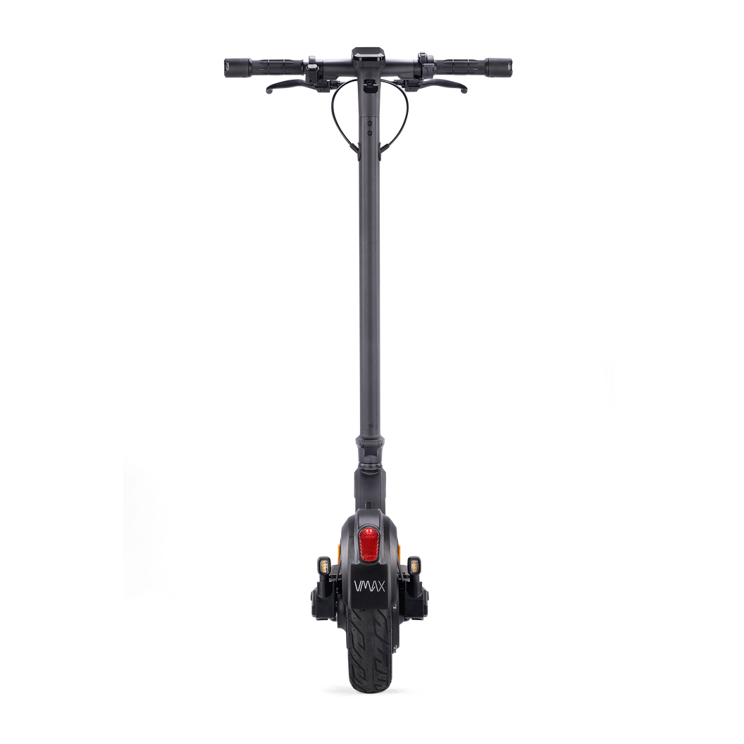 Ein schwarzer VMAX-Elektroroller steht vor einem weißen Hintergrund. Der Roller hat einen Lenker, einen Vorbau und ein Hinterrad.