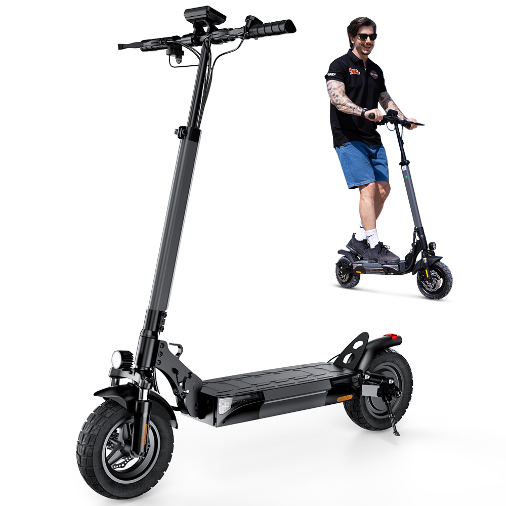 Uno scooter elettrico è mostrato in uno studio. Un uomo guida uno scooter simile sullo sfondo. Entrambi gli scooter sono neri.