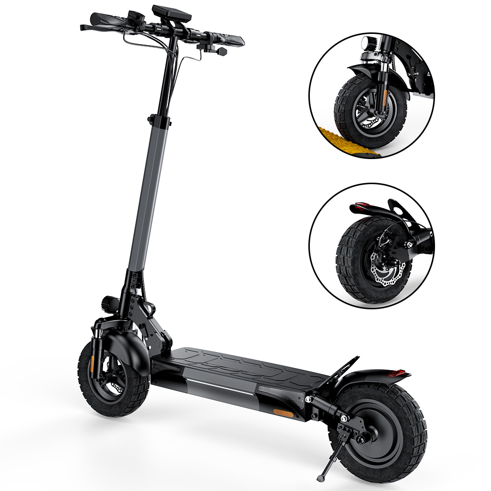 Scooter elettrico nero su sfondo bianco. Vista dettagliata delle ruote anteriori e posteriori. Dotato di display e manubrio.