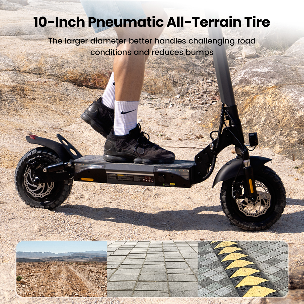 Una persona in piedi su un monopattino elettrico con pneumatici grandi su uno sterrato. Il testo dice "Pneumatico All-Terrain Pneumatico da 10 pollici".