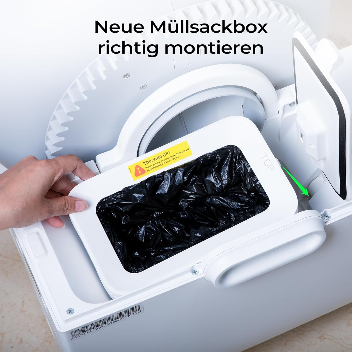 Eine Hand legt einen schwarzen Müllsack in einen weißen Behälter. Text auf Deutsch: 'Neue Müllsackbox richtig montieren'.