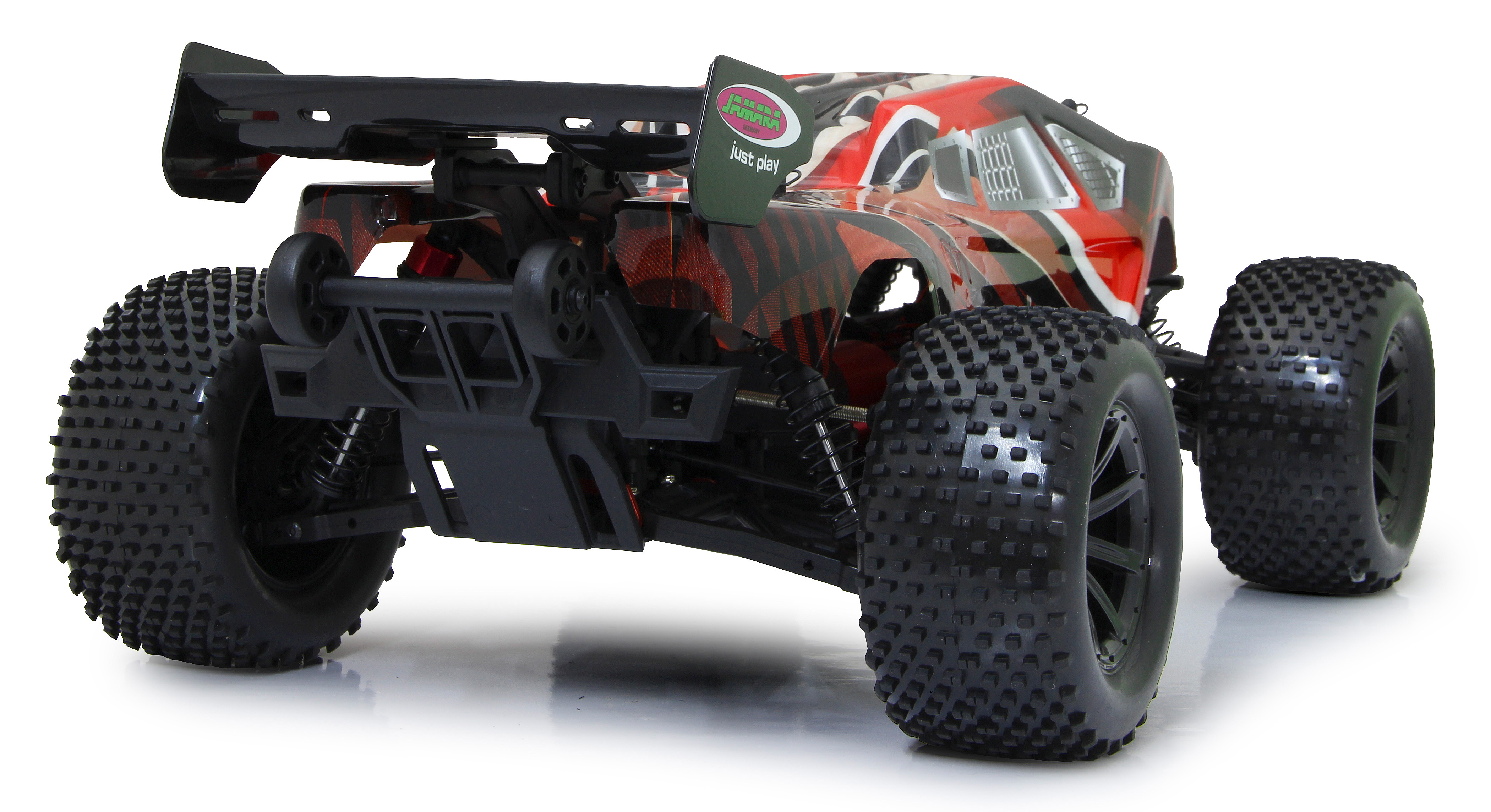 Ein schwarz-rotes ferngesteuertes Auto. Es hat große schwarze Reifen und einen Heckspoiler. Das Auto steht auf einer weißen Oberfläche.