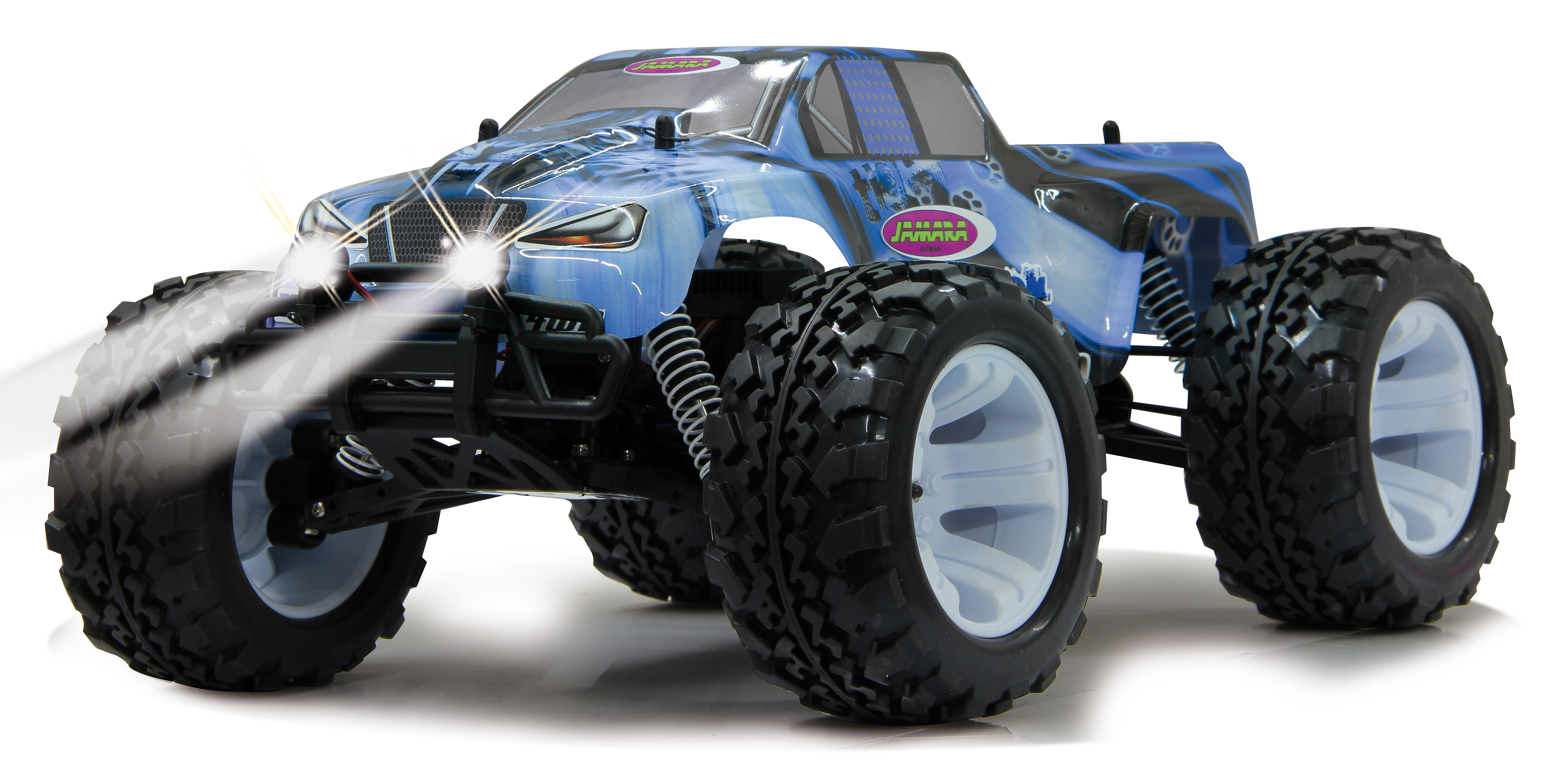 Ein blau-schwarzer Spielzeug-Monstertruck mit großen Reifen und weißen Felgen. Die Scheinwerfer sind eingeschaltet und werfen helles Licht. Der Hintergrund ist weiß.