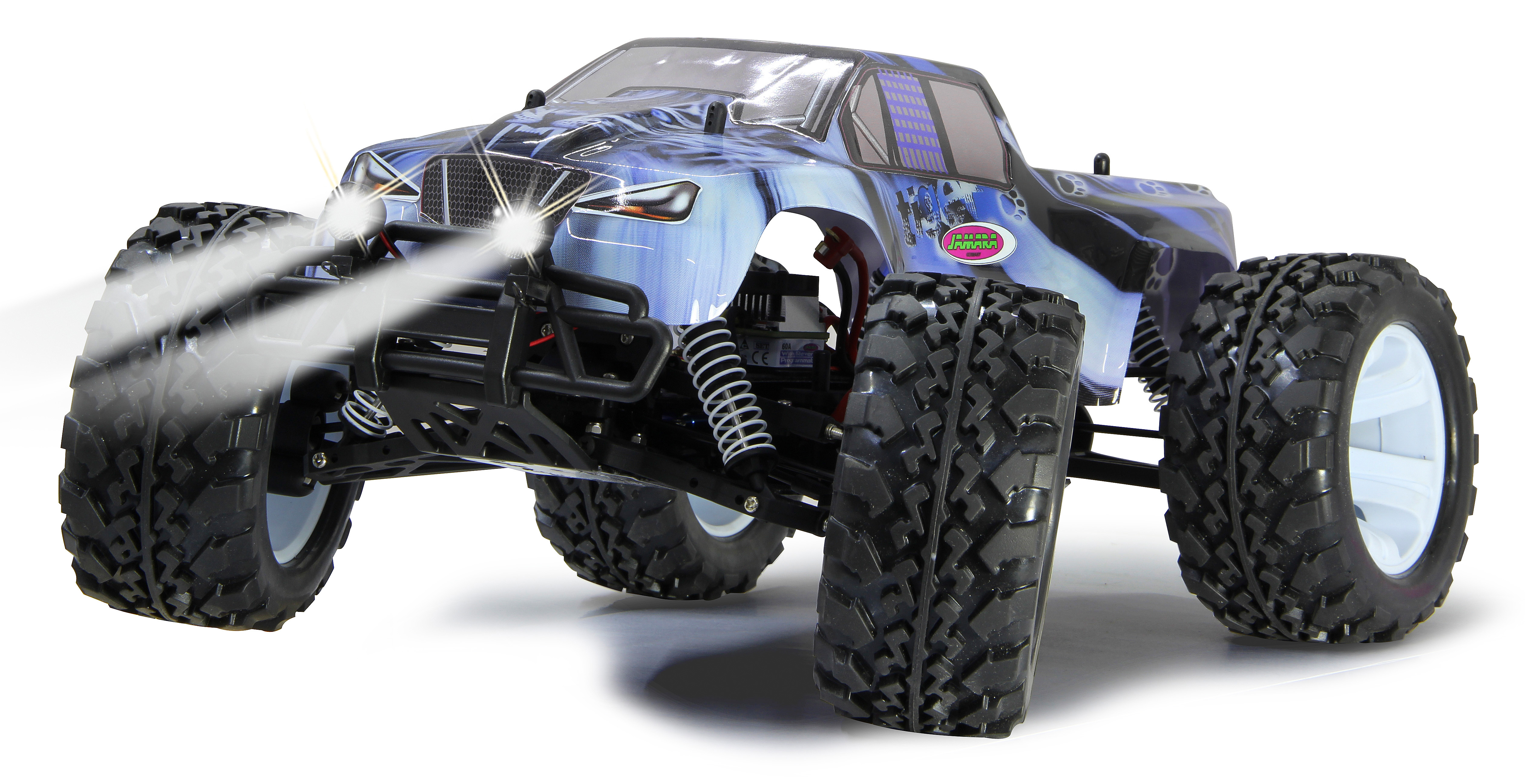 Ein blau-schwarzer RC-Truck mit großen Reifen, die Scheinwerfer sind eingeschaltet, und der Hintergrund ist weiß.
