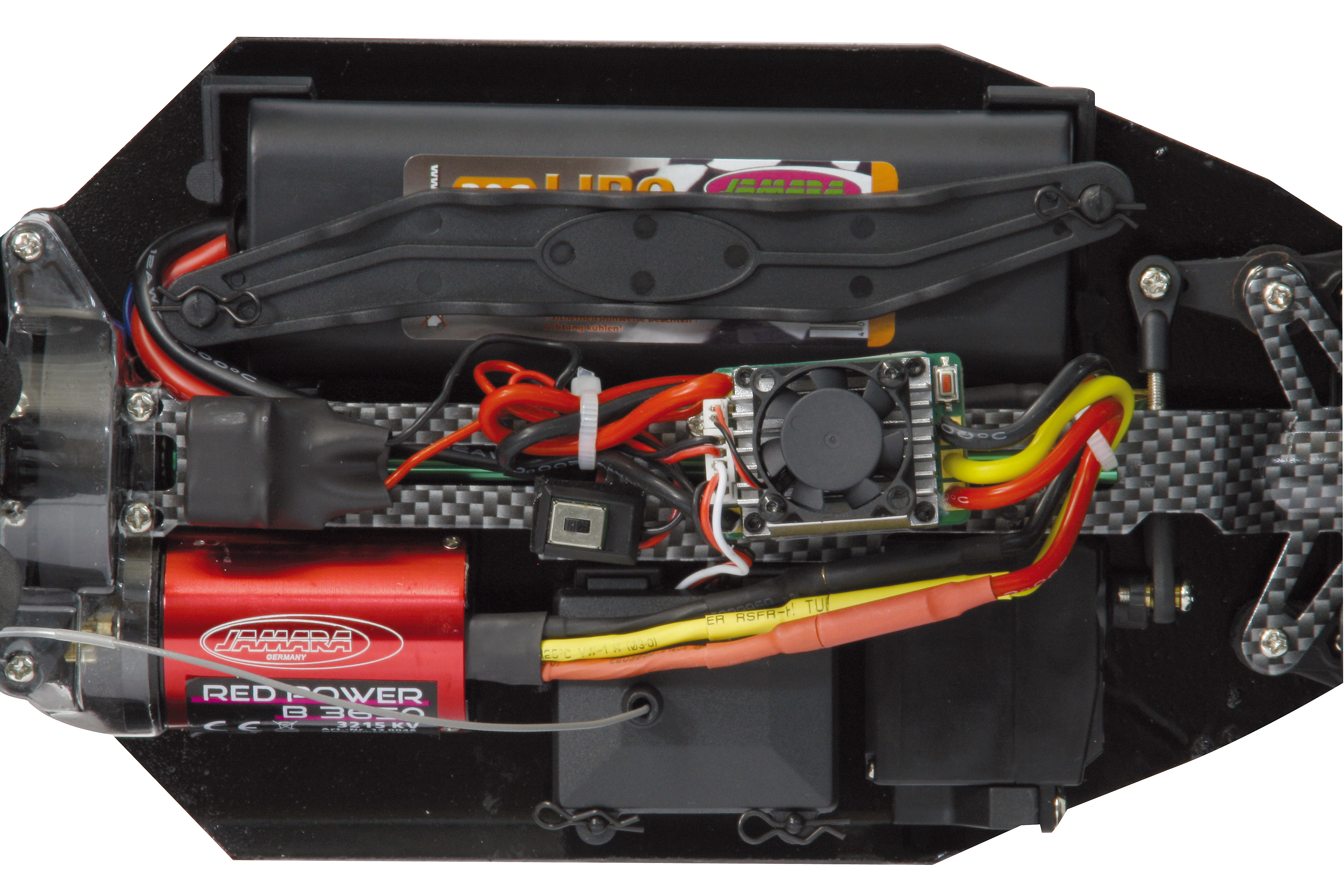 Draufsicht auf das Innere eines RC-Cars. Merkmale: Akku, Motor, Lüfter und Kabel. Farben: Rot, Schwarz, Gelb und Weiß.