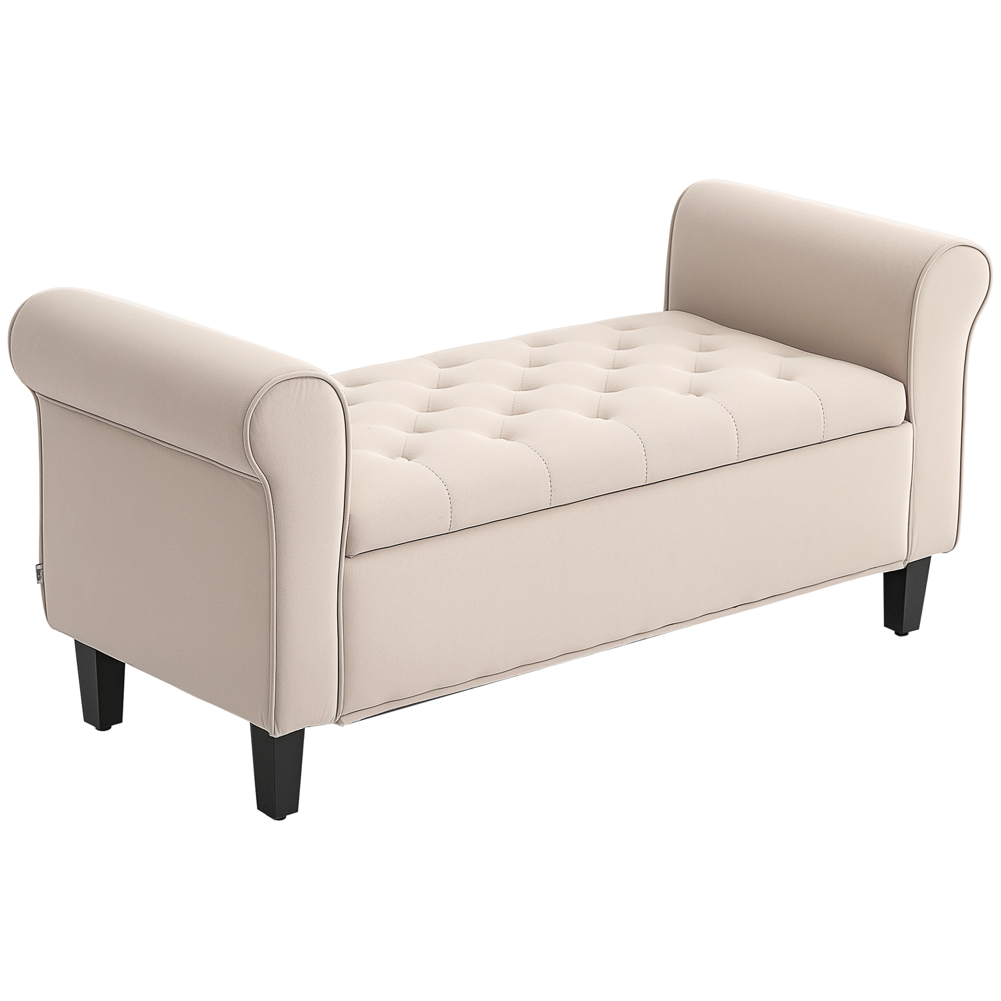 Una panca imbottita beige con seduta trapuntata e braccioli arrotolati, su sfondo bianco. Ha gambe nere.