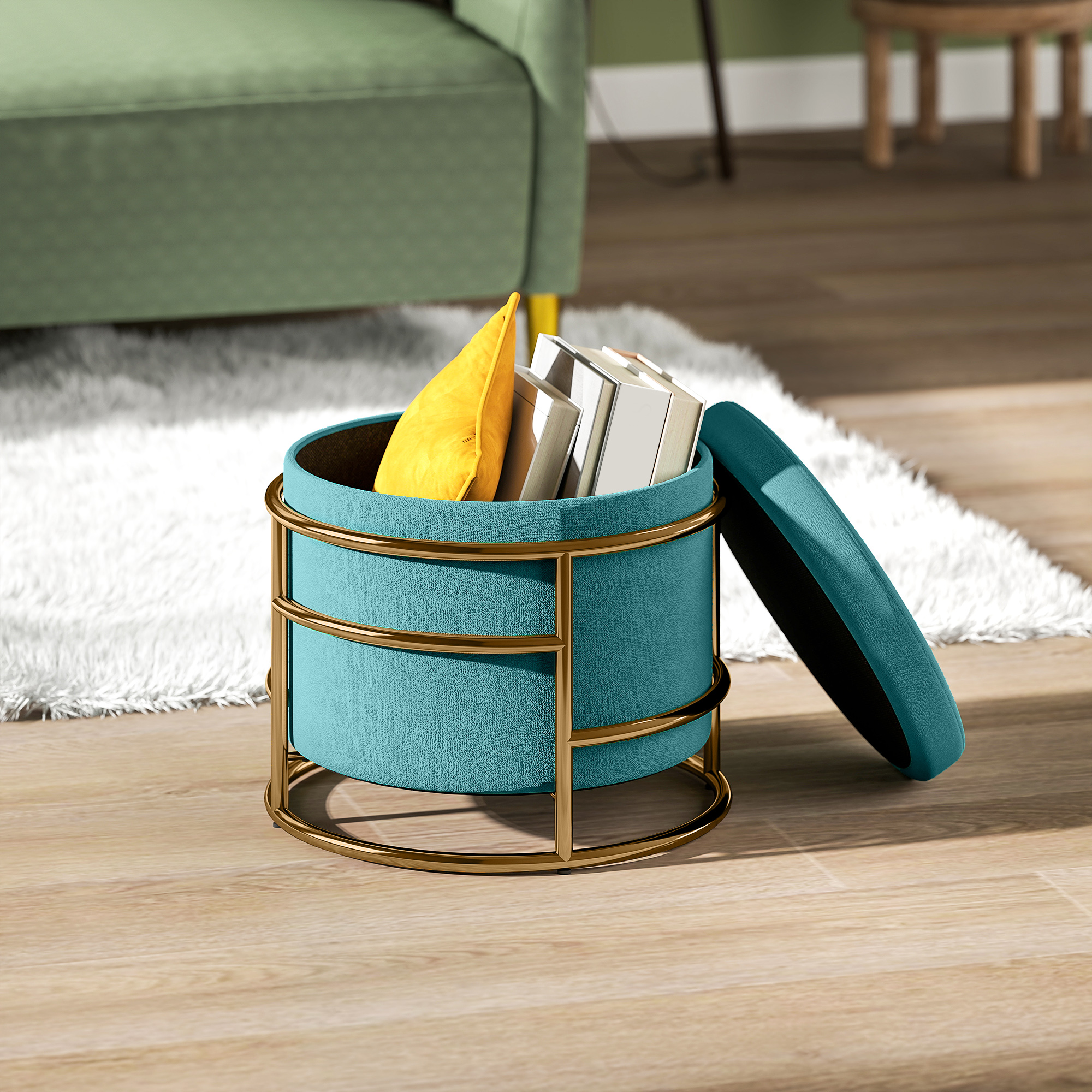 Un pouf contenitore turchese con finiture dorate è aperto, rivelando un cuscino giallo e dei libri. Si trova su un pavimento in legno con un tappeto.