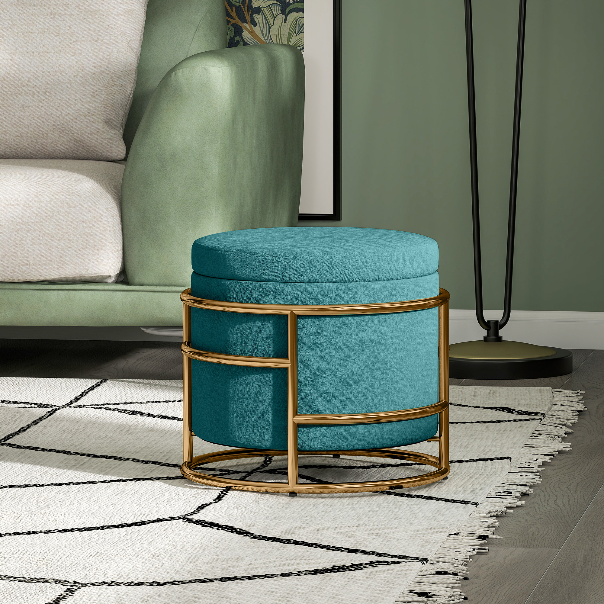 Un pouf turchese con cornice dorata è su un tappeto. Un divano verde è dietro. Una lampada a destra.