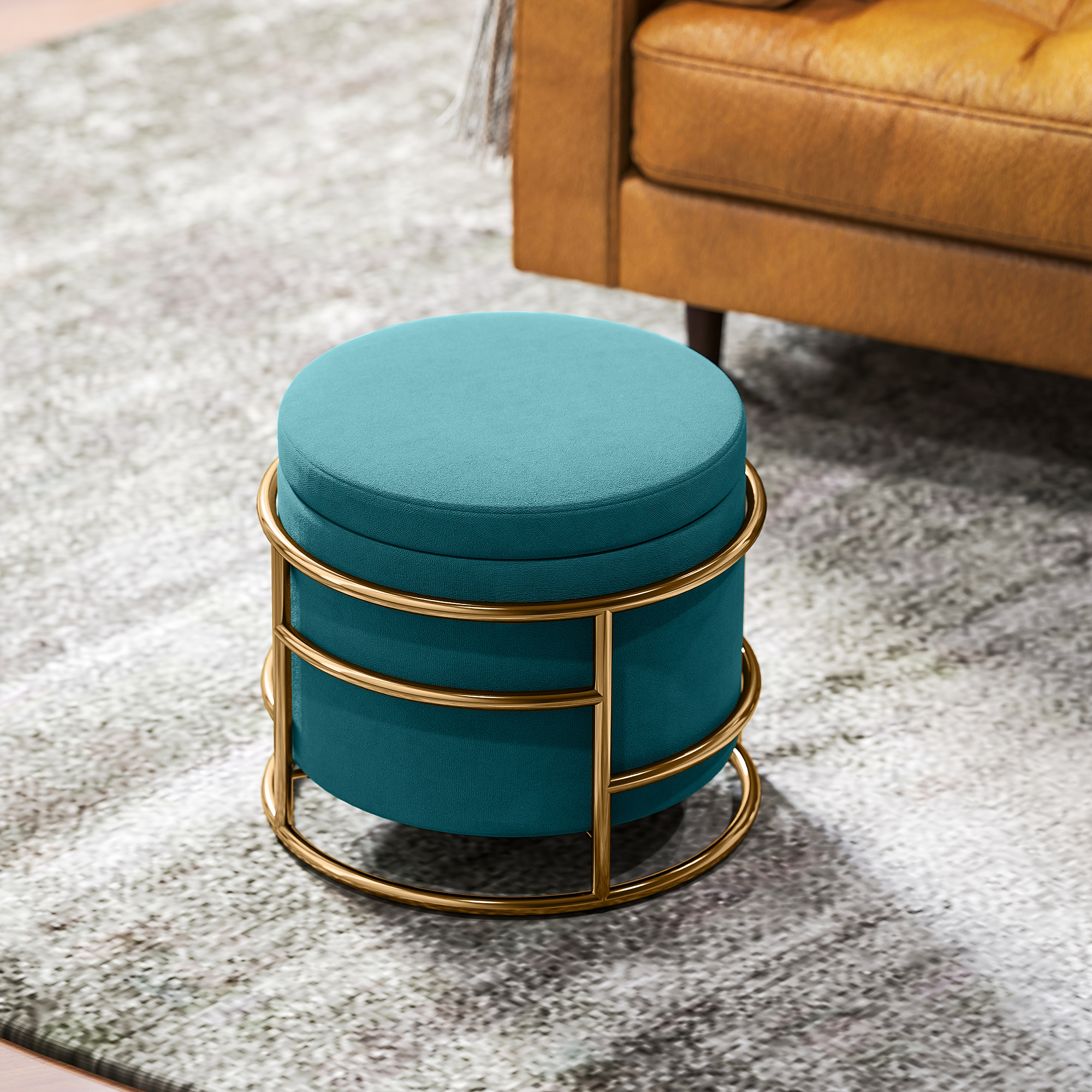 Un pouf turchese con struttura dorata è su un tappeto. Un divano in pelle marrone sullo sfondo.