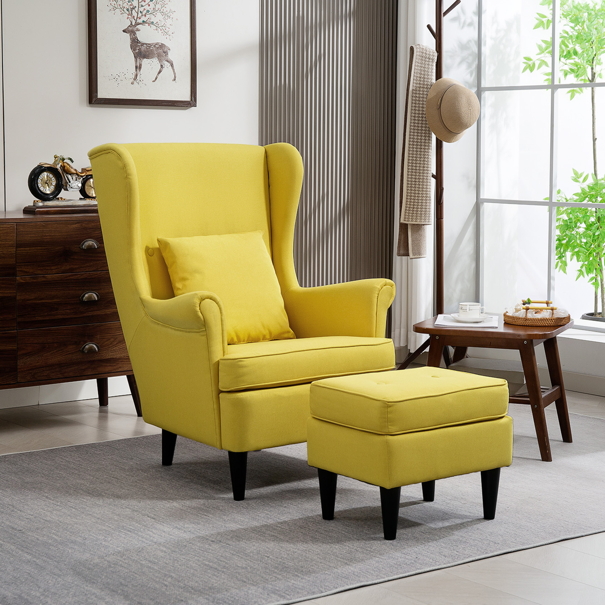 Una poltrona e un pouf gialli su un tappeto grigio. Un tavolino, finestra e opera d'arte sullo sfondo.