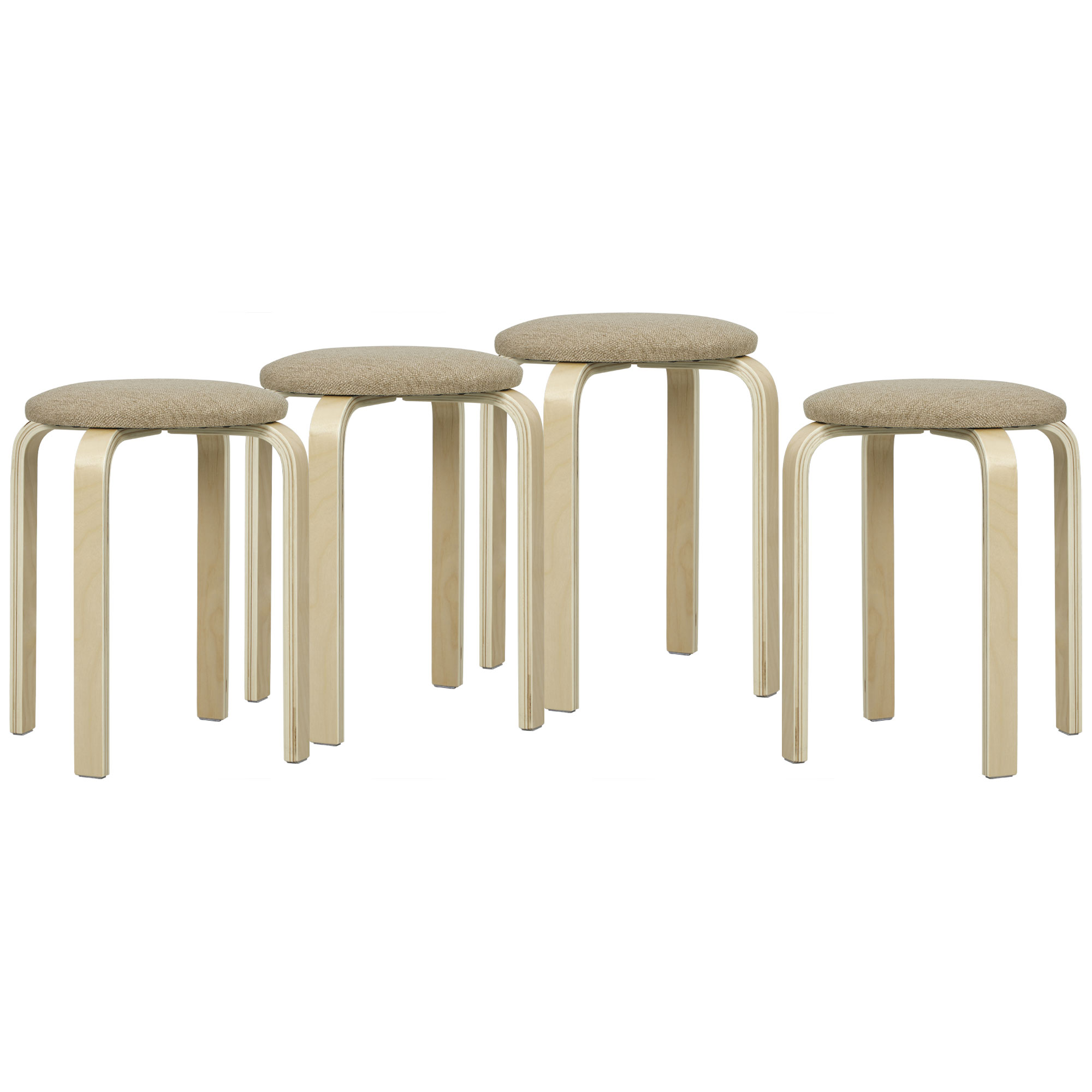 Quattro sgabelli in legno con sedute beige su sfondo bianco. Gli sgabelli sono chiari, con gambe curve.