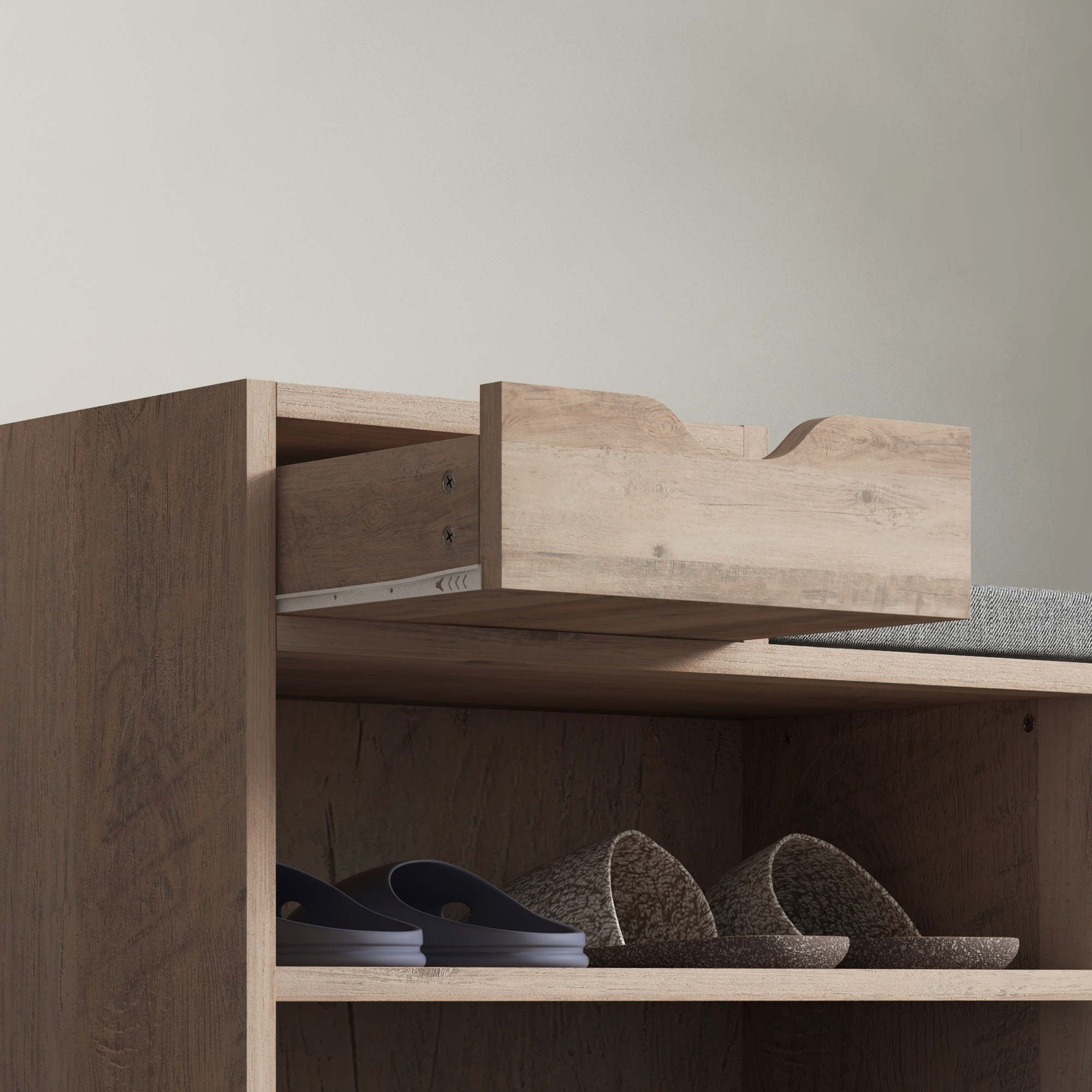Mobile porta scarpe in legno con cassetto aperto, che mostra un paio di ciabatte nere e due paia di ciabatte marroni.