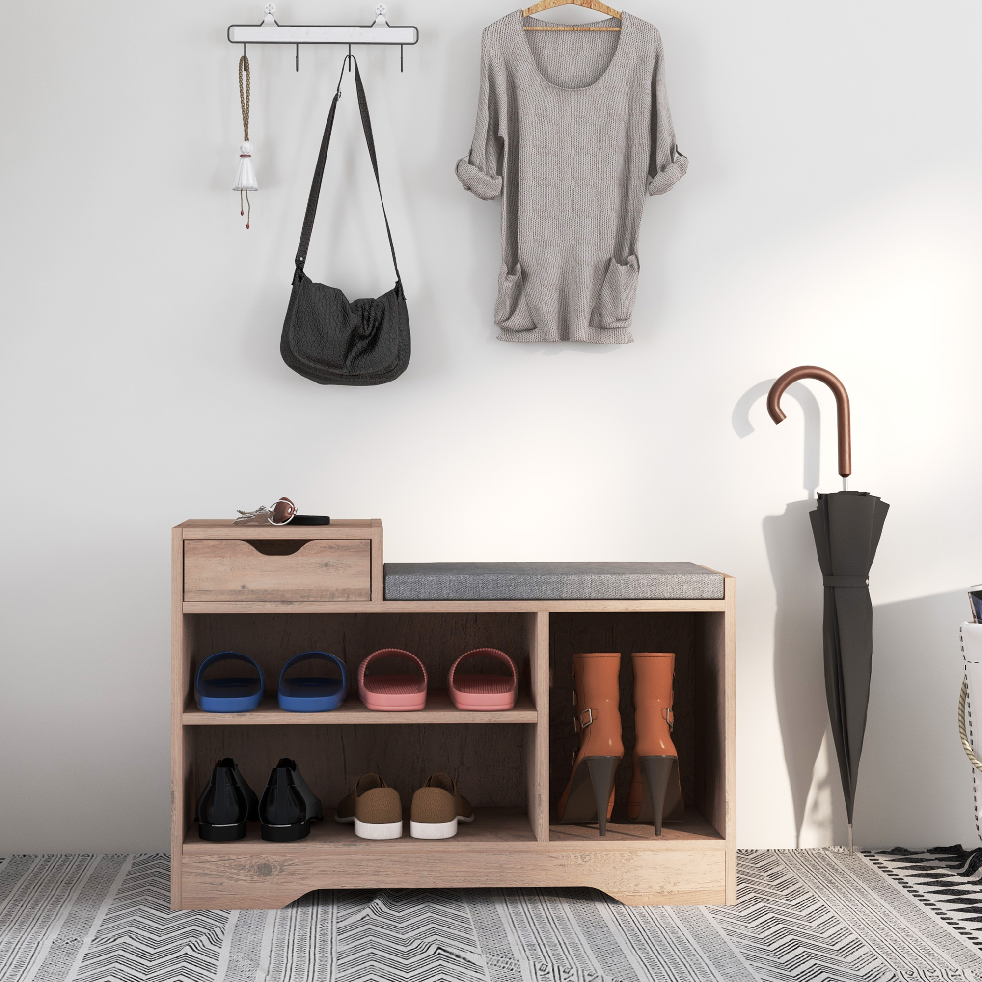 Una scarpiera in legno con scarpe, stivali e una panca. Un vestito e una borsa sono appesi sopra. Un ombrello è accanto.