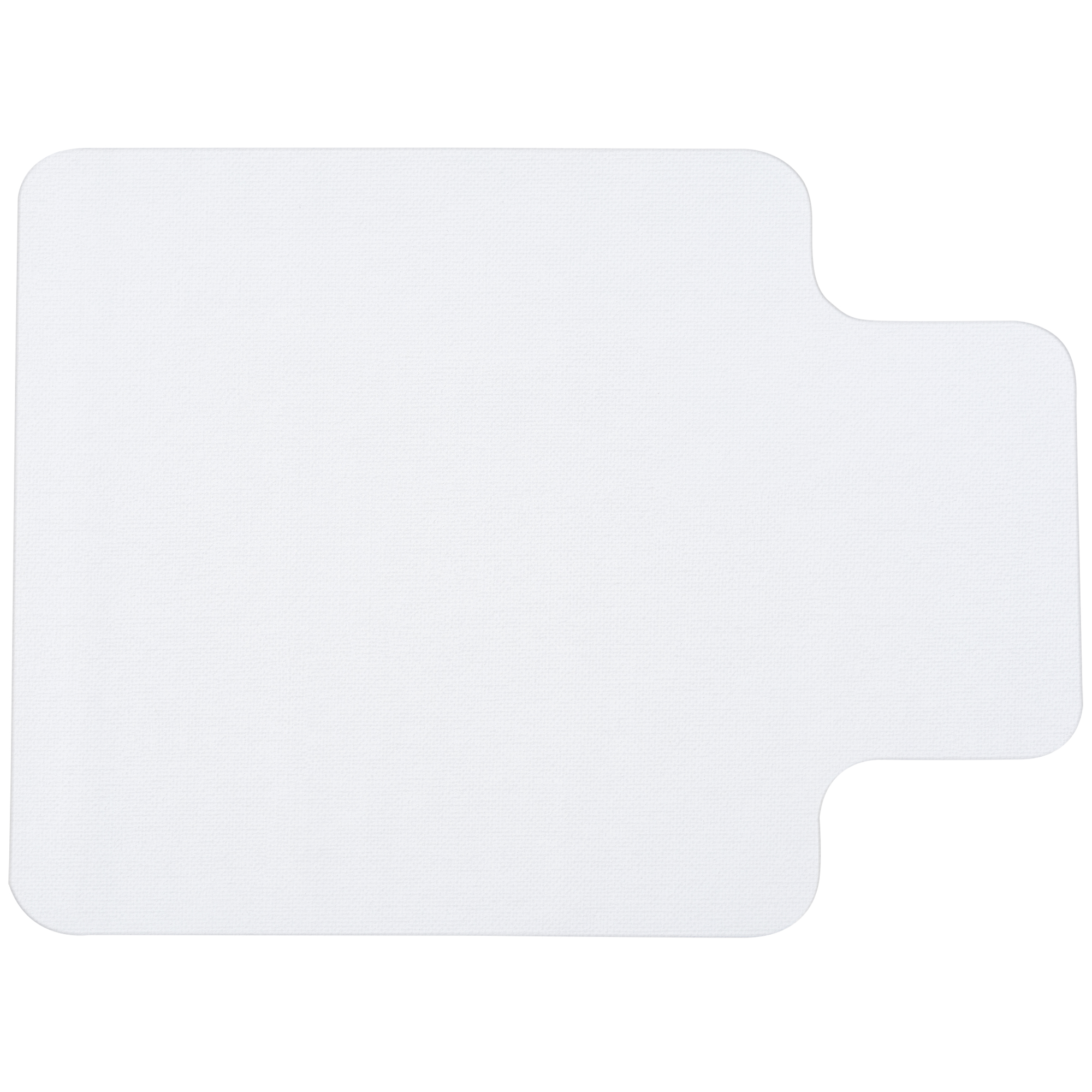 Un tappetino bianco per sedia da ufficio, rettangolare con un ritaglio per la gamba della scrivania, con angoli arrotondati, su sfondo bianco.