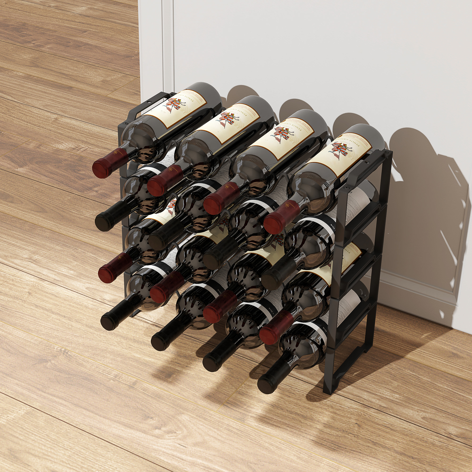 Una cantinetta contiene 16 bottiglie. Le bottiglie sono scure con tappi rossi. La cantinetta è nera e il pavimento in legno.