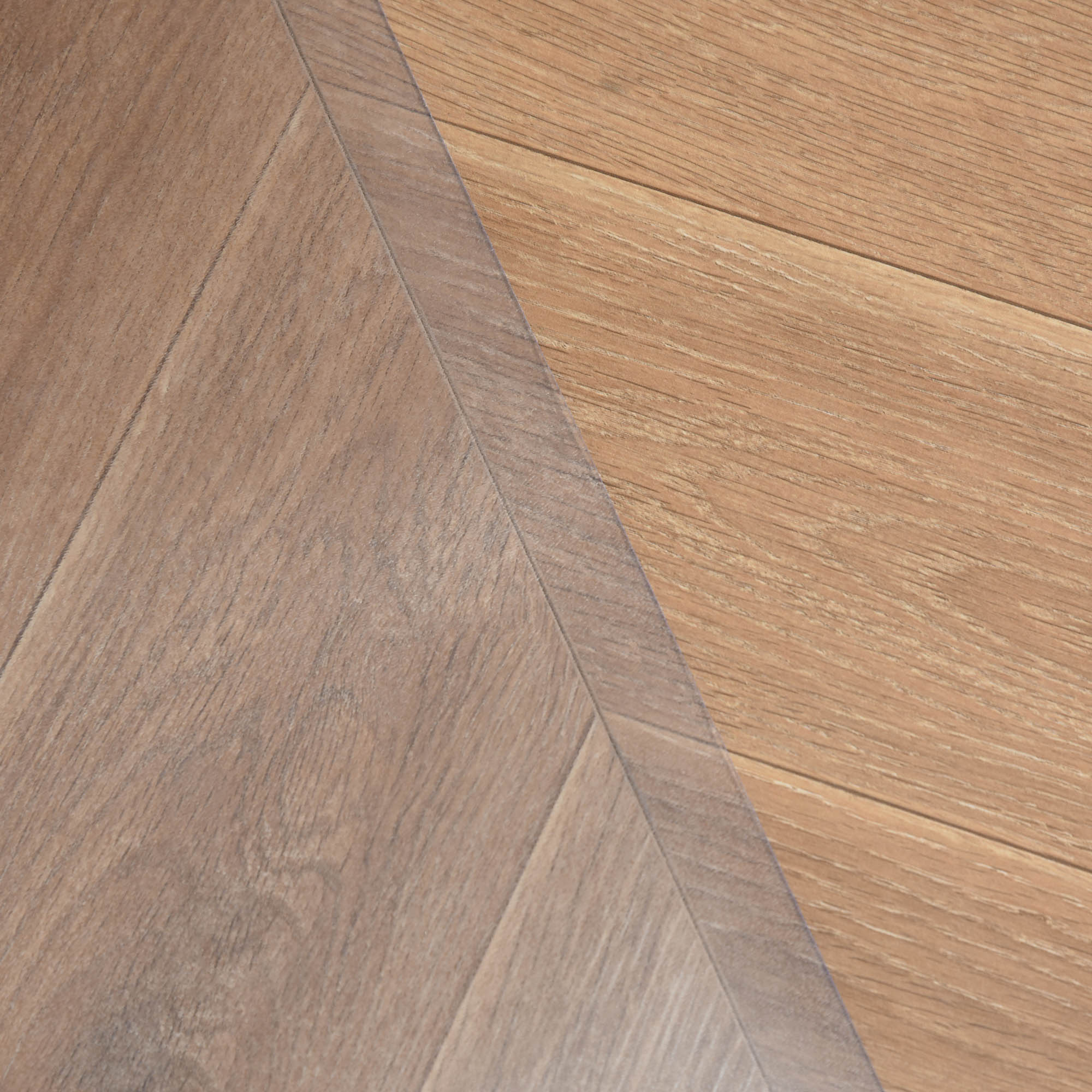 Pavimento in legno con assi marroni chiare e scure disposte diagonalmente.