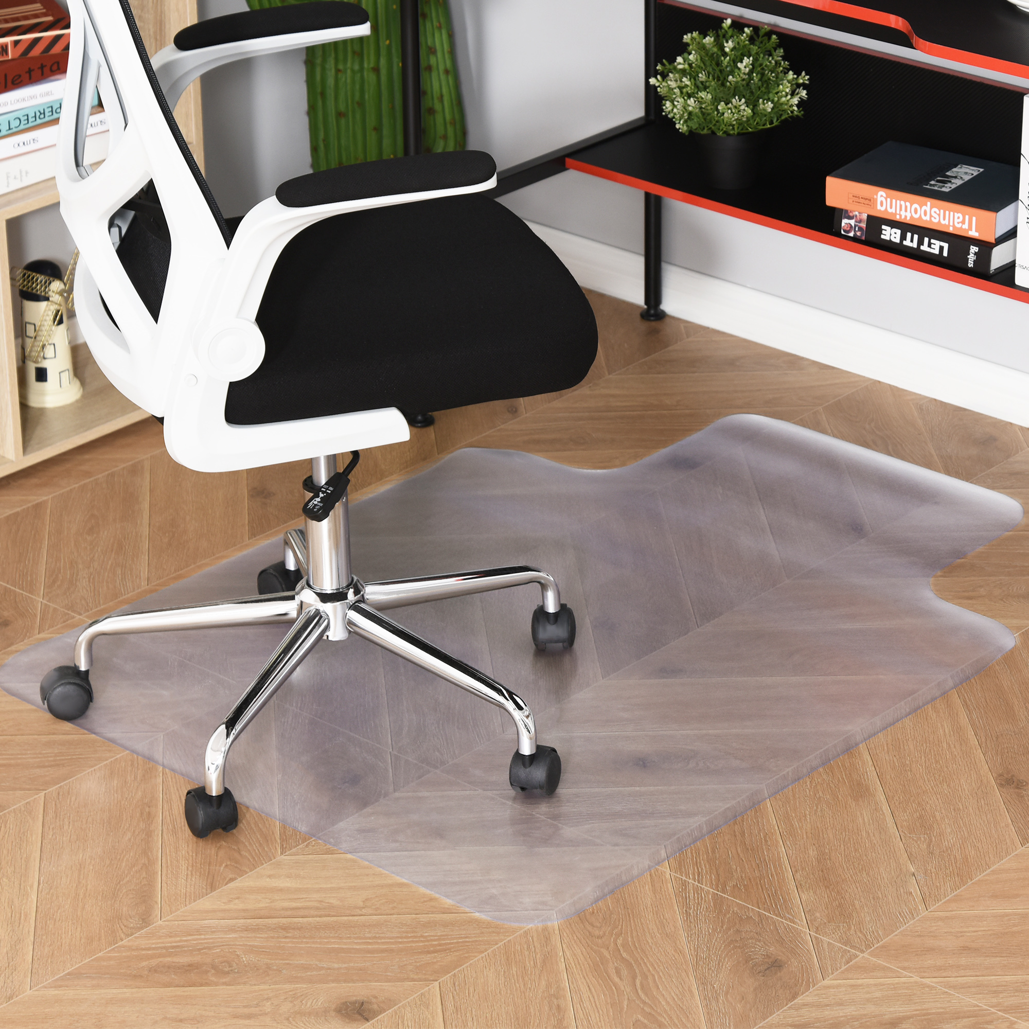 Una sedia da ufficio con seduta nera e telaio bianco è su un tappetino trasparente su un pavimento in legno. Mensole sullo sfondo.