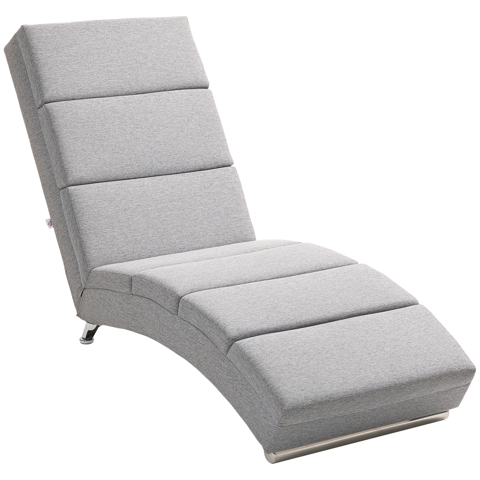Una chaise longue grigia su sfondo bianco. Ha un poggiatesta e un sedile imbottiti. Il telaio è argentato.
