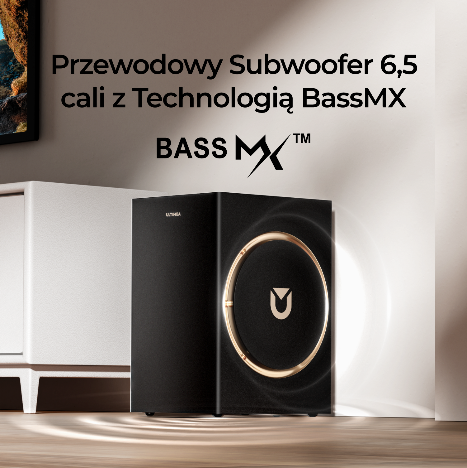 Czarny subwoofer ze złotym pierścieniem, logo BassMX i tekstem. Umieszczony obok białej szafki na drewnianej podłodze. Fale wychodzą z głośnika.