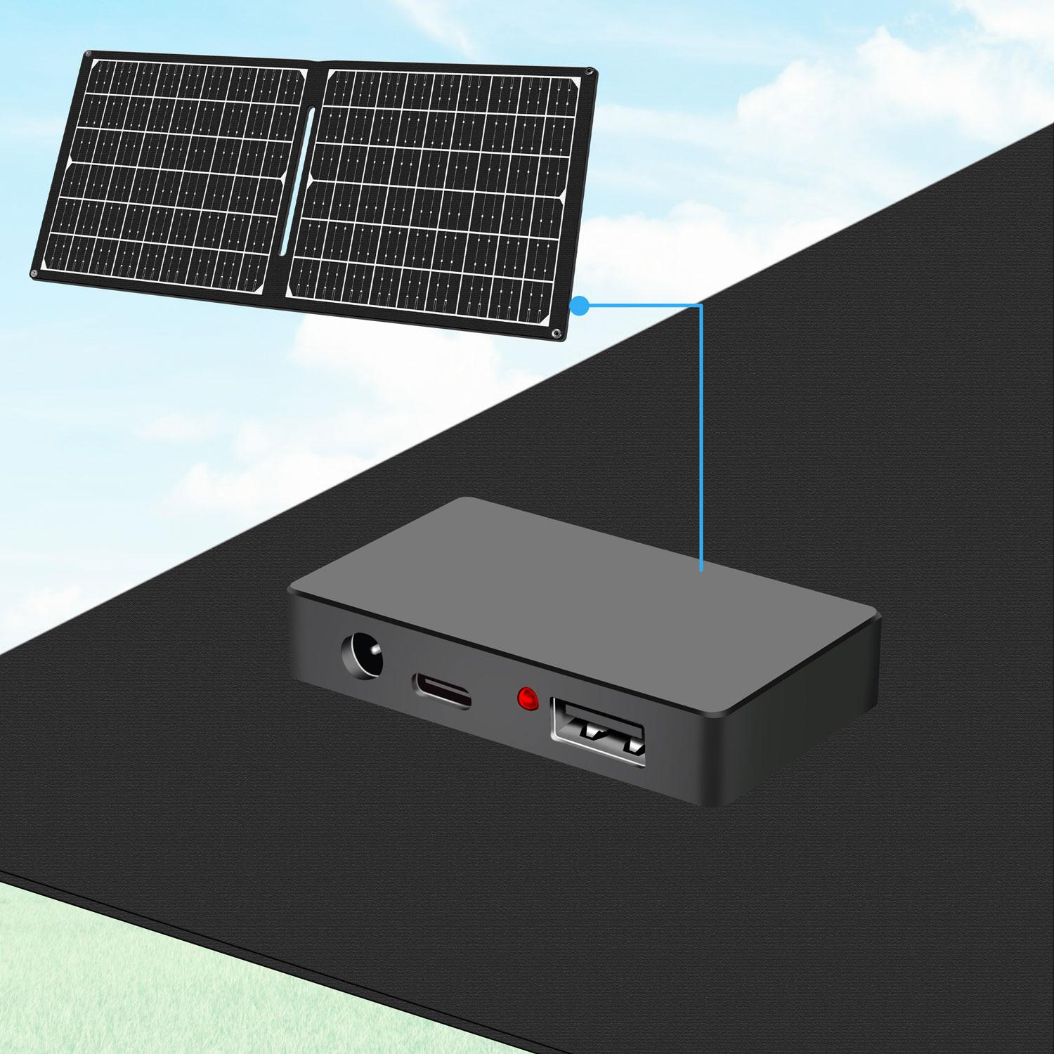 Un pannello solare collegato a un dispositivo di ricarica nero. Il pannello è nel cielo. Il dispositivo ha porte e una luce rossa.