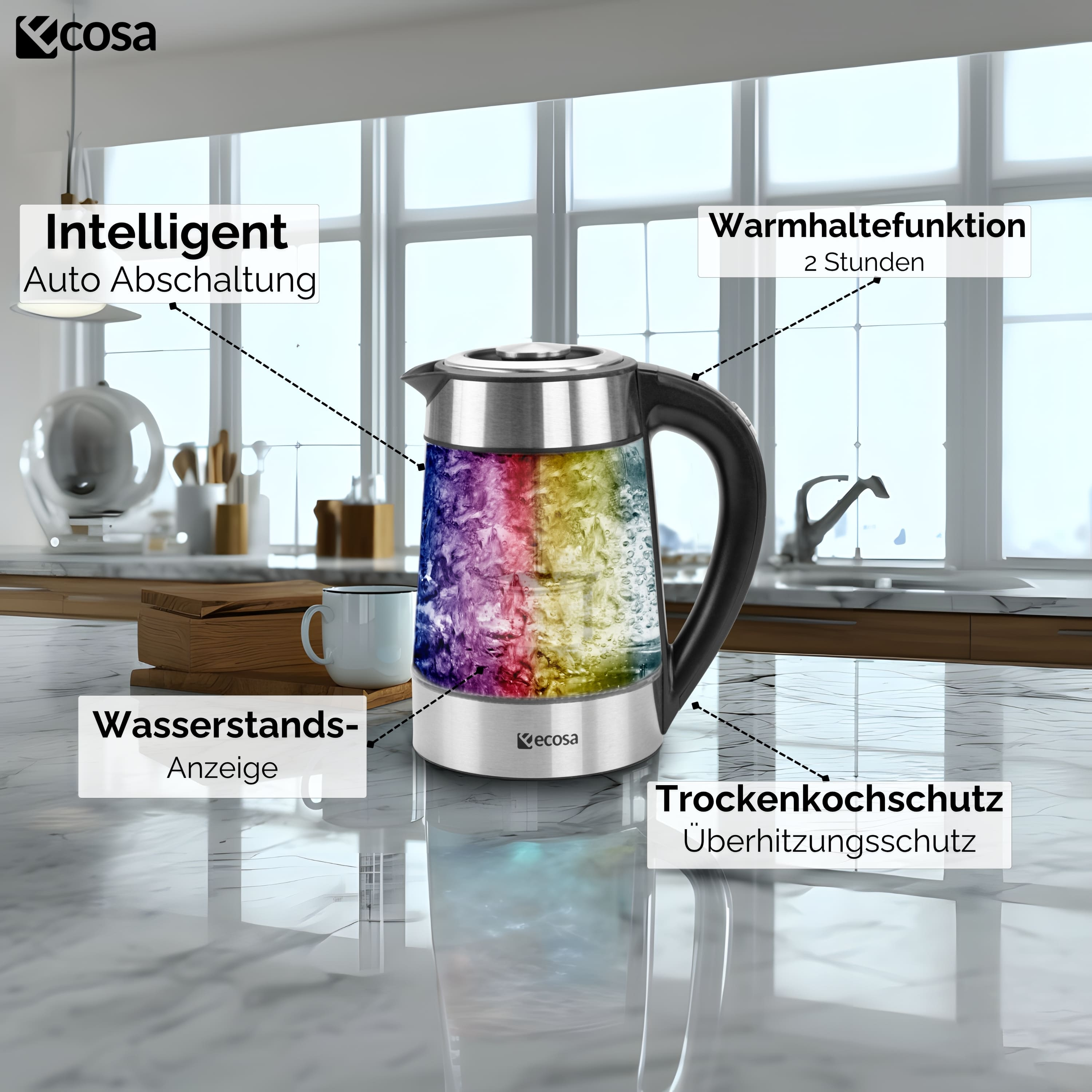 Ein bunter Wasserkocher mit schwarzem Griff steht auf einer Marmoroberfläche. Im Hintergrund ist ein Fenster zu sehen.