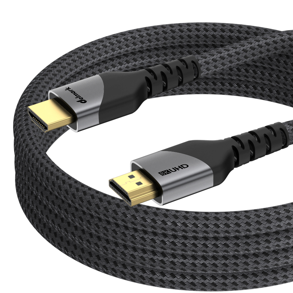Een HDMI-kabel met gouden connectoren en een zwarte gevlochten kabel. De kabel heeft de labels "delmark" en "8KUHD".
