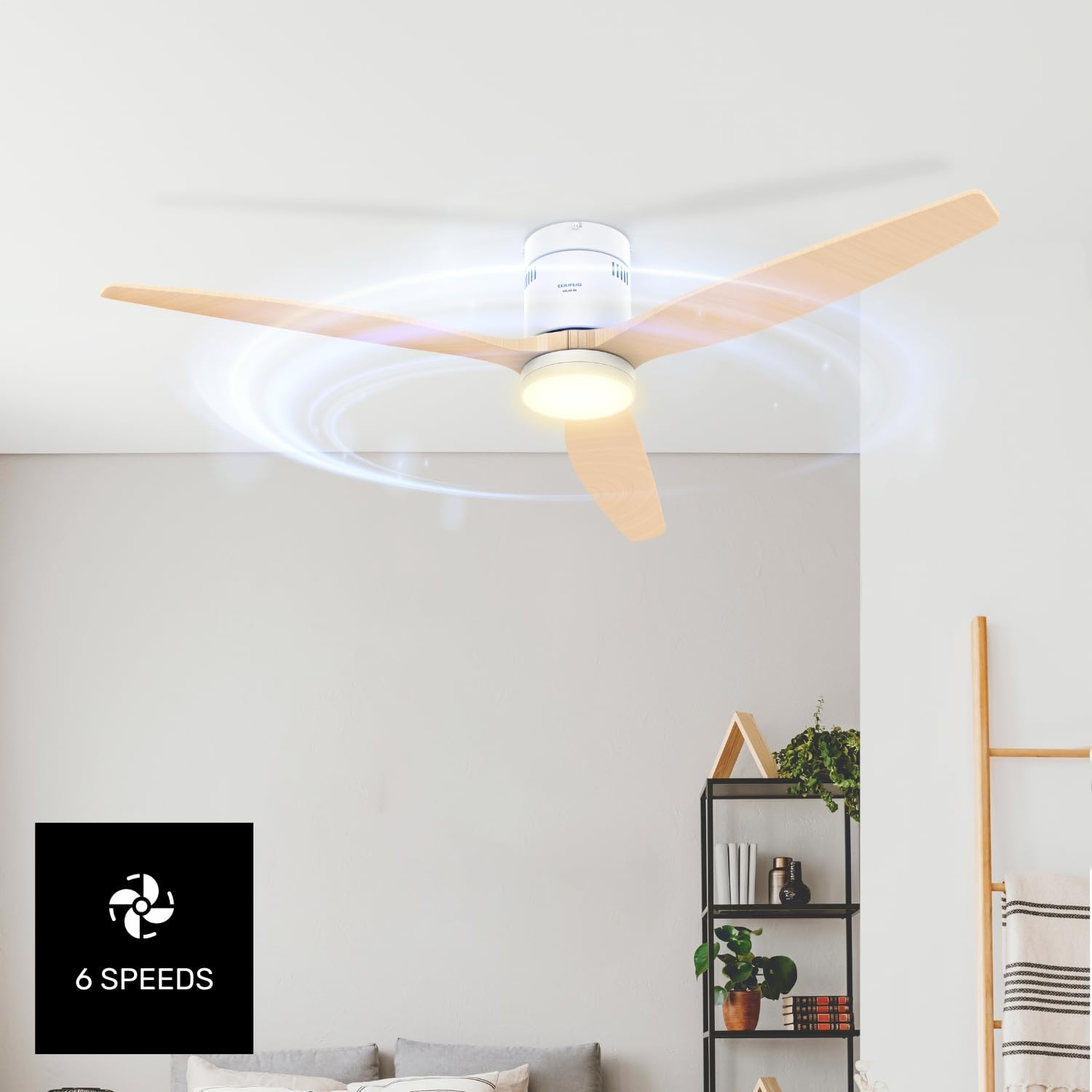 Un ventilador de techo con aspas de madera está iluminado. El ventilador está en una habitación con un sofá, estanterías y una escalera.